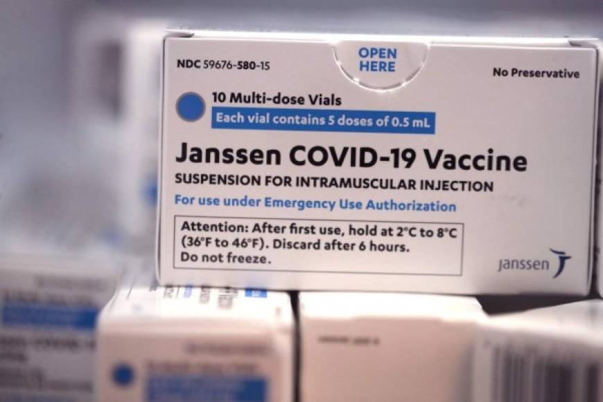 - Johnson & Johnson: esta vacuna estadounidense se convirtió el jueves en la cuarta en ser aprobada en la UE. Fabricada por la filial Janssen-Cilag, tiene una eficacia de 66% en general y de 85% entre los casos graves, según el fabricante. A diferencia de las demás, solo requiere una y no dos inyecciones. Ya fue autorizada Estados Unidos, Canadá y Sudáfrica, el primer país en administrarla.