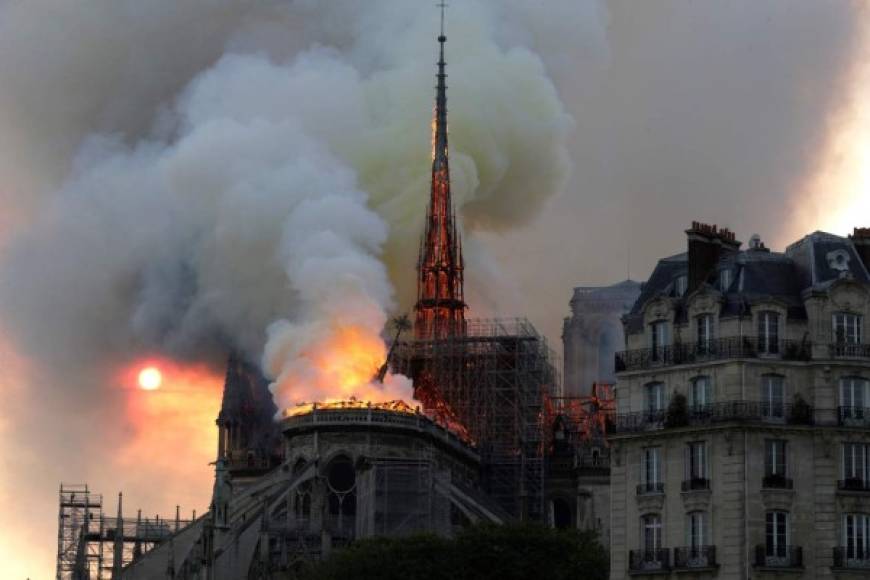 La histórica catedral de Notre-Dame, ubicada en el centro de París envuelta en llamas causa conmoción al mundo.