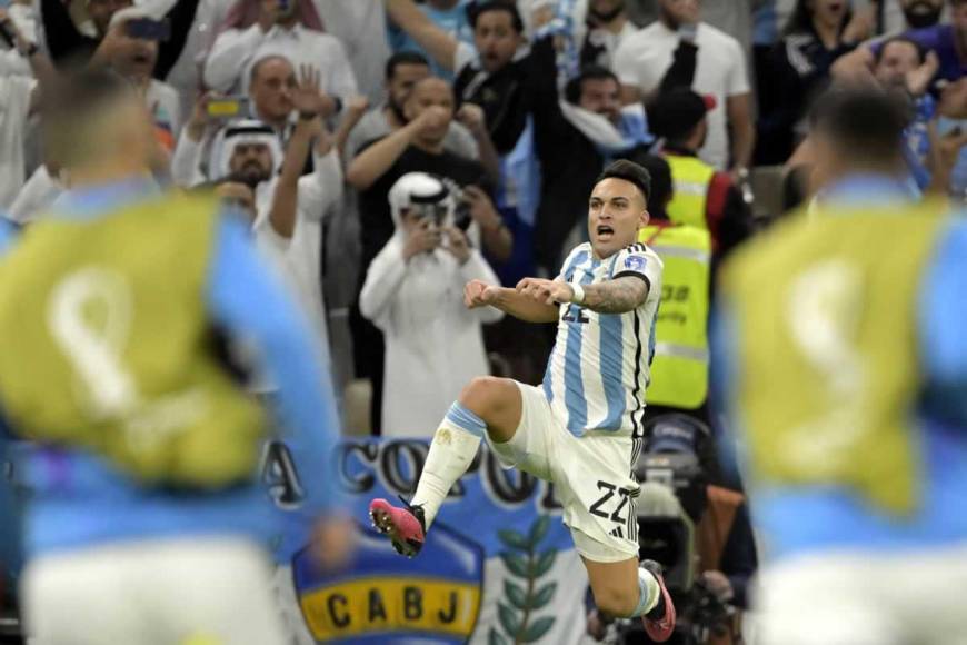 Lautaro Martínez gritando su penal para darle la clasificación de Argentina a semifinales del Mundial de Qatar 2022.