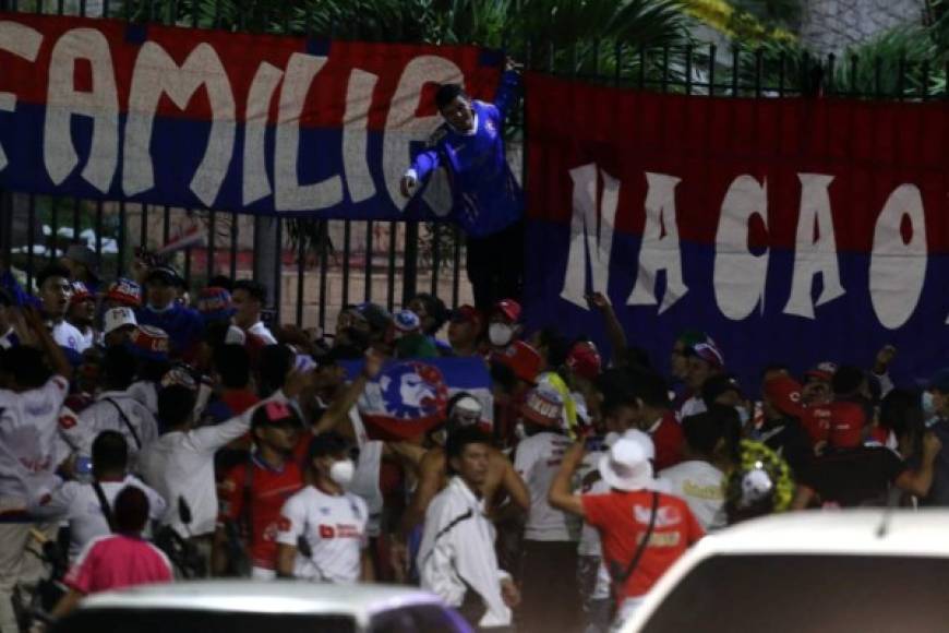 La afición del Olimpia estuvo apoyando a su equipo desde afuera del estadio Nacional.