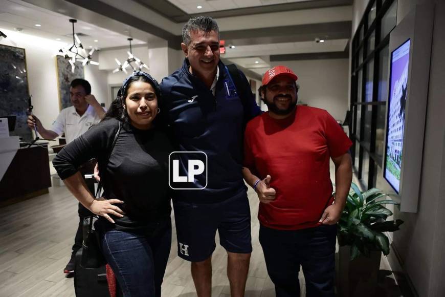 Guapa periodista con Diego Vázquez y recibidos por hinchas: así se instaló la Selección de Honduras en Miami