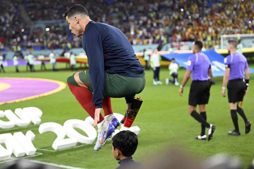 El tradicional salto de Cristiano Ronaldo al salir al campo.