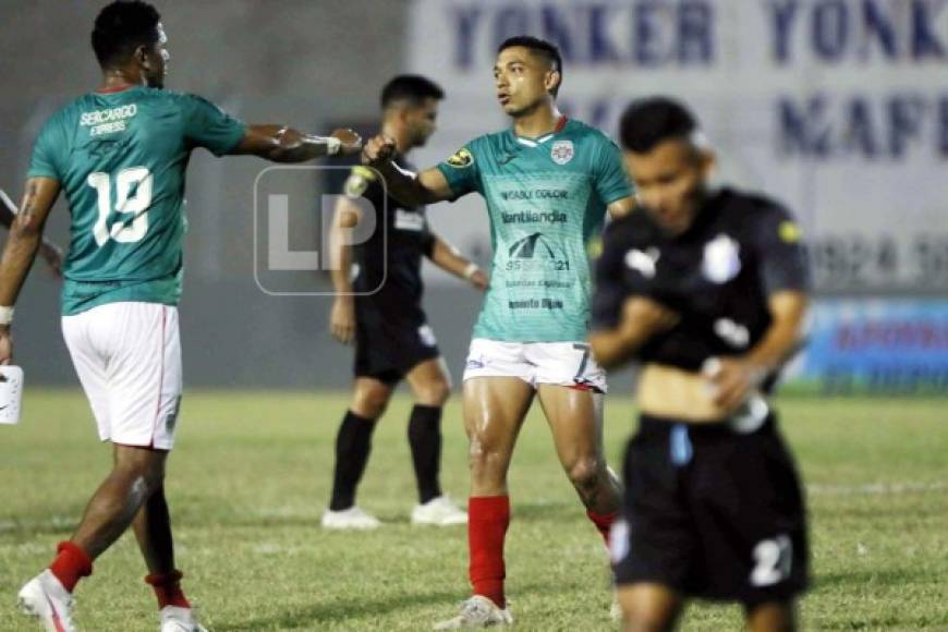 Reencuentro de viejos conocidos. Carlo Costly y Emilio Izaguirre, que jugaron juntos en la Selección de Honduras, lo hicieron ahora en el Marathón. Así se saludaron al final del partido en El Progreso.