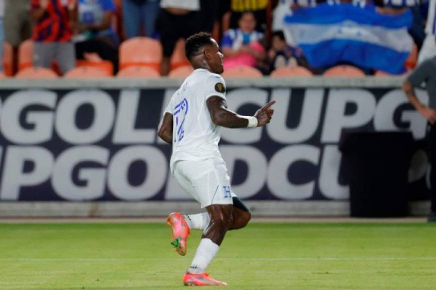 Romell Quioto corre a celebrar su gol que selló la victoria hondureña (4-0) ante los granadinos.