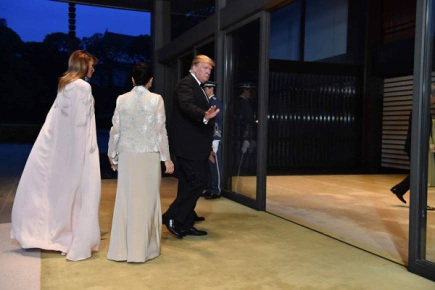 La primera dama estadounidense optó por un vestido blanco con una capa para el banquete imperial.