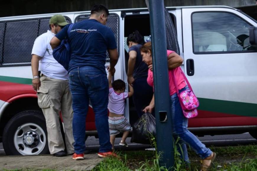Undocumented Central American migrants are detained by Mexican migration agents inspecting minibuses and taxis at a checkpoint on the outskirts of Tapachula, Chiapas State, on June 10, 2019 in the framwork of Mexico's deal to curb migration in order to avert US President Donald Trump's threat of tariffs. - Mexico said Monday it will discuss a 'safe third country' agreement with the United States -- in which migrants entering Mexican territory must apply for asylum there rather than in the US -- if the flow of undocumented immigrants continues. (Photo by Pedro PARDO / AFP)