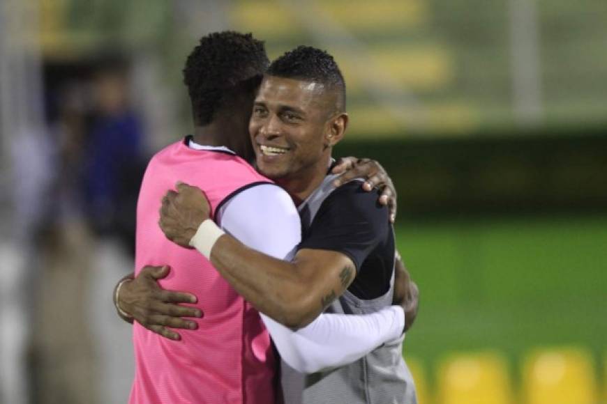 Carlo Costly y Yustin Arboleda se saludan antes del juego Olimpia-Platense. Fueron compañeros en el Marathón.