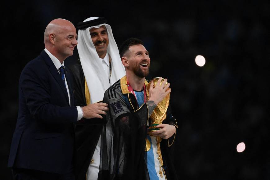 El ‘bisht’ causó furor en redes sociales luego de que Lionel Messi la utilizara para alzar la Copa del Mundo.