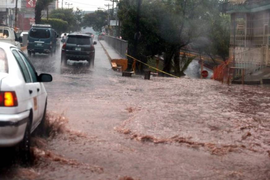 En el bulevar Morazán también se registraron varias zonas inundadas.