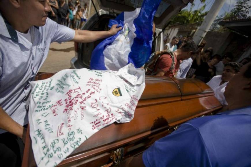 El universitario Alvaro Conrado fue sepultado ayer en Managua.