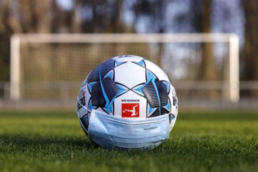 La Bundesliga de Alemania fue más allá: el Ministerio de Trabajo presentó un documento en el que les recomiendan a los jugadores que utilicen máscaras durante los partidos como una de las tantas medidas preventivas.