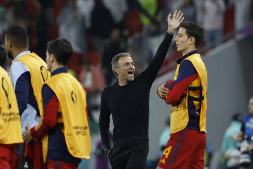 Luis Enrique se mostró muy eufórico celebrando con la afición española en el estadio Al Thumama de Doha.