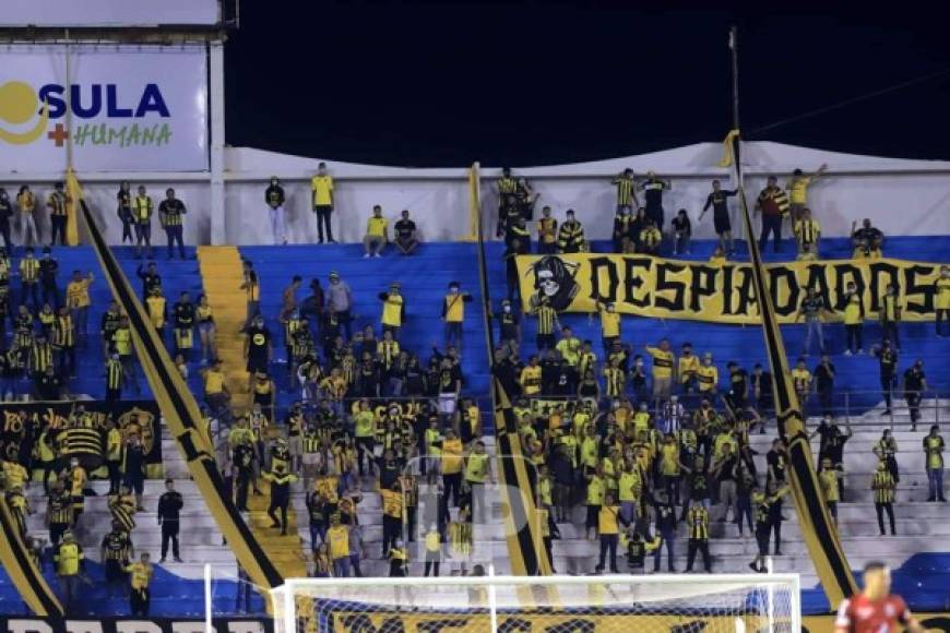 Los aficionados del Real España asistieron al estadio Olímpico para alentar a la Máquina en el clásico contra Motagua.