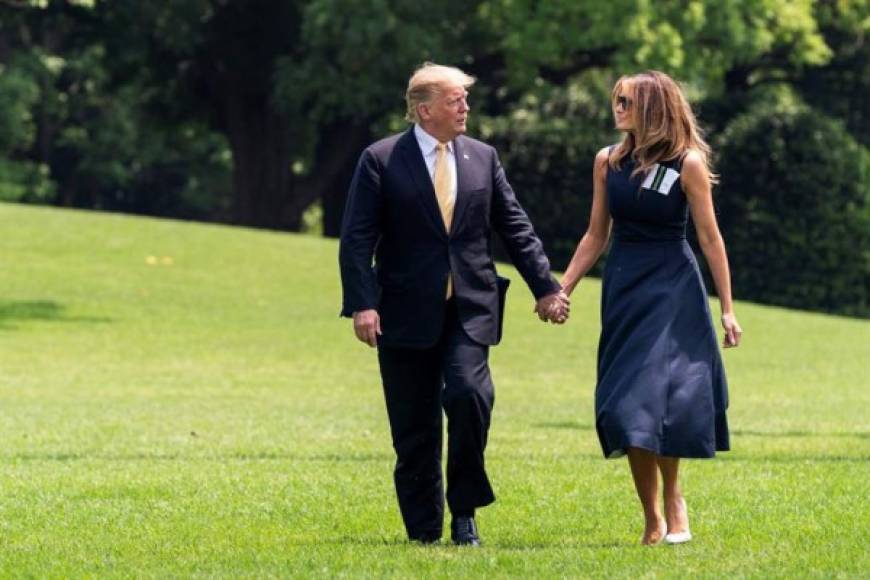 A su regreso a Washington, la pareja se mostró muy sonriente y cercana pese al largo viaje desde Tokio.