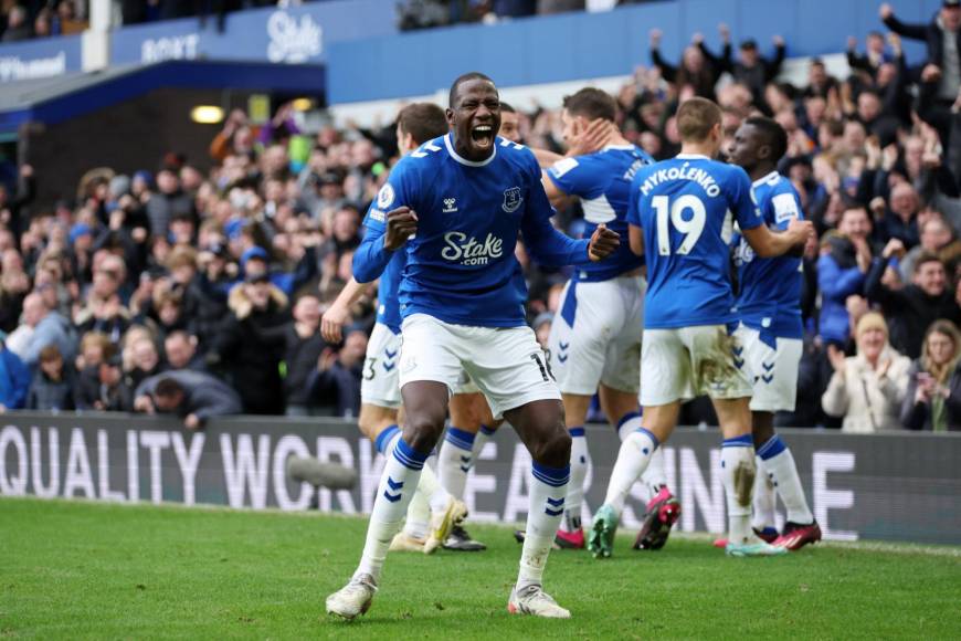El Everton ha ejercido la opción para prolongar por una temporada el contrato del centrocampista <b>Abdoulaye Doucuré</b>, que quedaba libre el 30 de junio. 