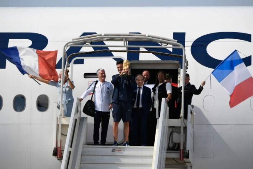 La selección francesa aterrizó temprano este lunes en el aeropuerto Charles de Gaulle, al norte de París. El capitán Hugo Lloris, con el trofeo en la mano, y el seleccionador Didier Deschamps fueron los primeros en salir del avión.
