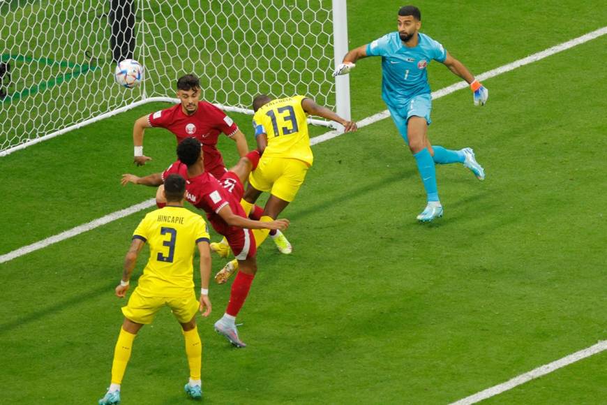 Ya en el partido, el capitán ecuatoriano Enner Valencia marcó en los primeros minutos con este cabeza, pero el gol fue anulado por una posición adelantada que señaló el VAR.