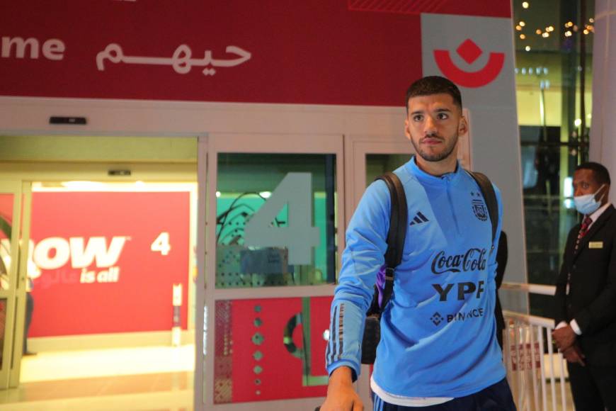 El portero Gerónimo Rulli a la llegada de la selección argentina a Qatar.