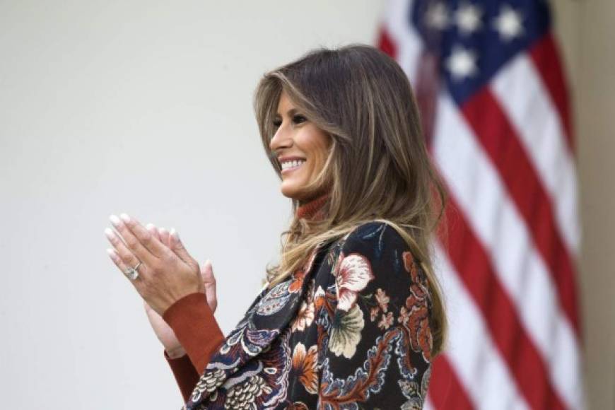 Melania aplaude tras el discurso de su esposo, el presidente estadounidense Donald Trump.