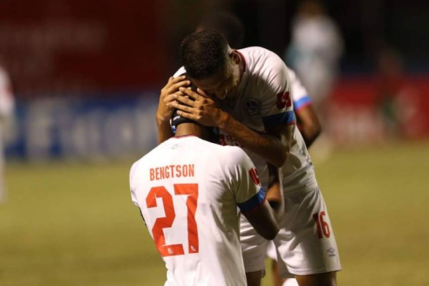 Jerry Bengtson marcó el 2-0 del Olimpia y así lo felicitó Johnny Leverón.