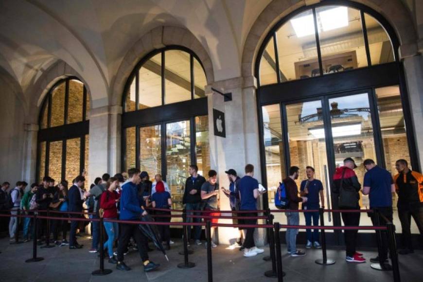 Larga fila de clientes para ingresar a una tienda Apple en Londres, Inglaterra.