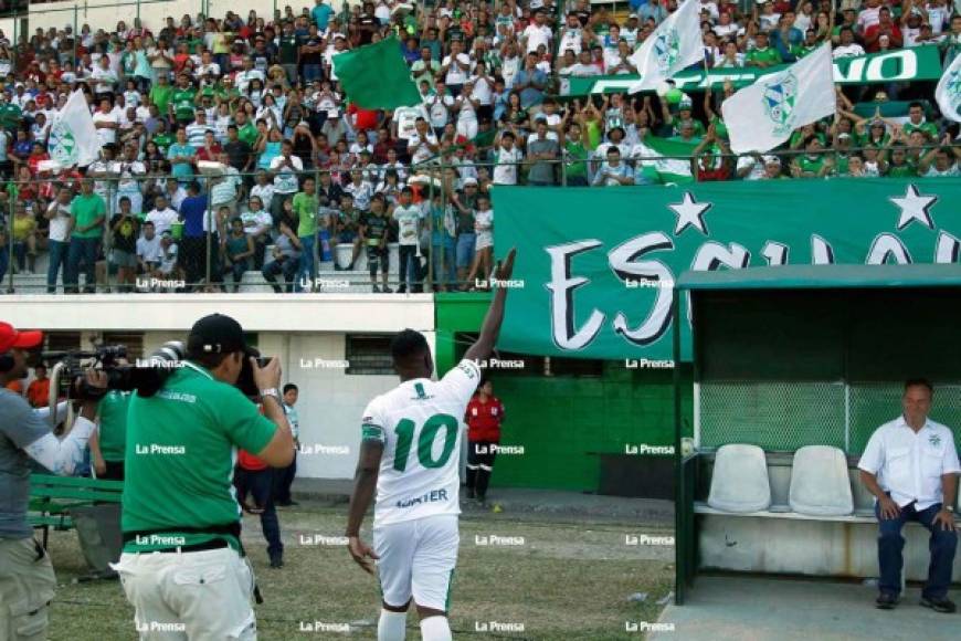 Edgard Álvarez agradeciendo el apoyo de los aficionados del Platense en el estadio Excélsior.