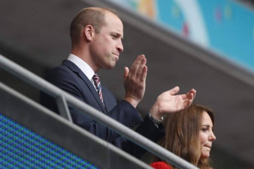 El príncipe William y la duquesa de Cambridge en uno de los palcos de Wembley.
