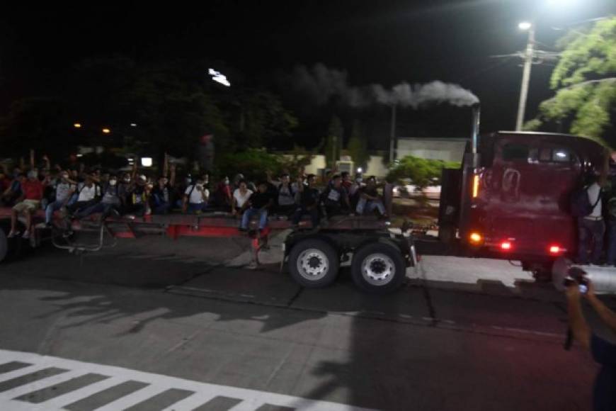 La AFP constató que todos avanzaban a pie por grupos a la orilla de la carretera hacia la frontera con Guatemala por la aduana de Corinto, por momentos bajo llovizna.