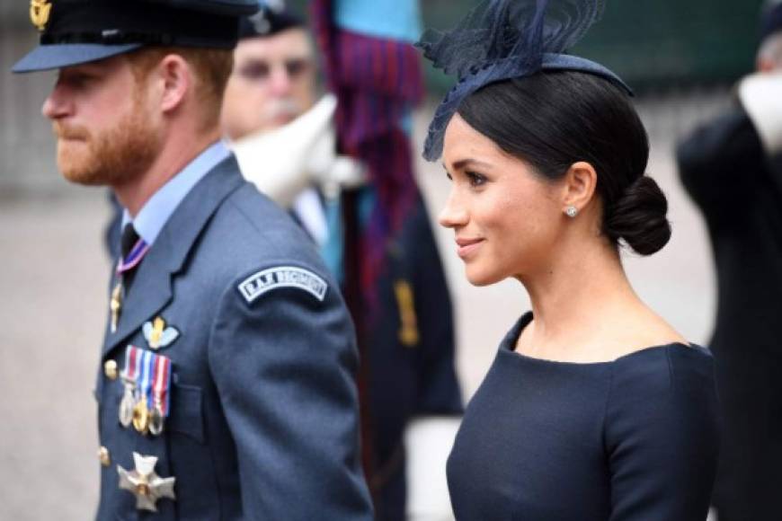 La Duquesa, de 36 años, combinó el vestido ajustado con un sombrero azul marino de Stephen Jones y un elegante moño lateral, uno de los peinados que se está convirtiendo en su look característico.<br/><br/>