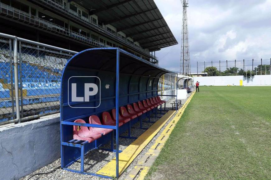 Así luce el dugout para el equipo local en el Morazán, en este caso el Real España. También necesita mejoras.