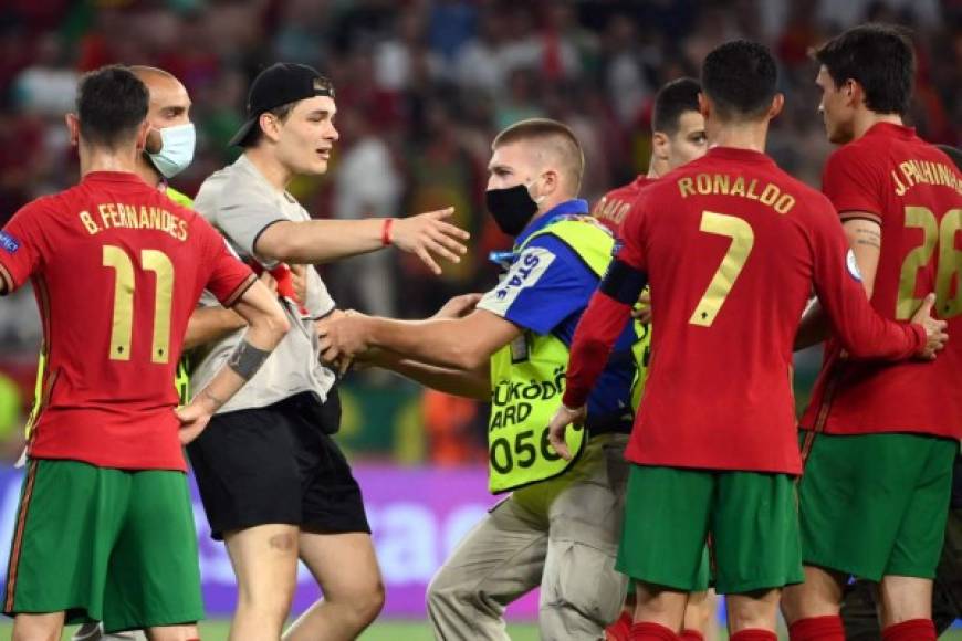 El aficionado intentó saludar a Cristiano Ronaldo cuando fue detenido por la seguridad del estadio.