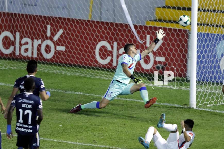 Jonathan Rougier no pudo detener el potente disparo de Jorge Álvarez para el 4-0 del Olimpia.