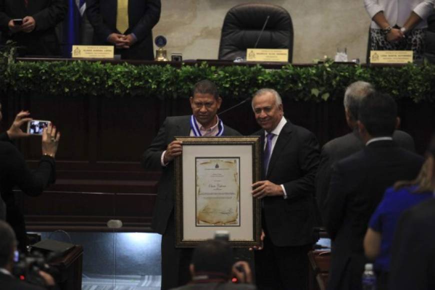 Premio Cronista Parlamentario: Óscar Calona, de HRN, Emisoras Unidas.