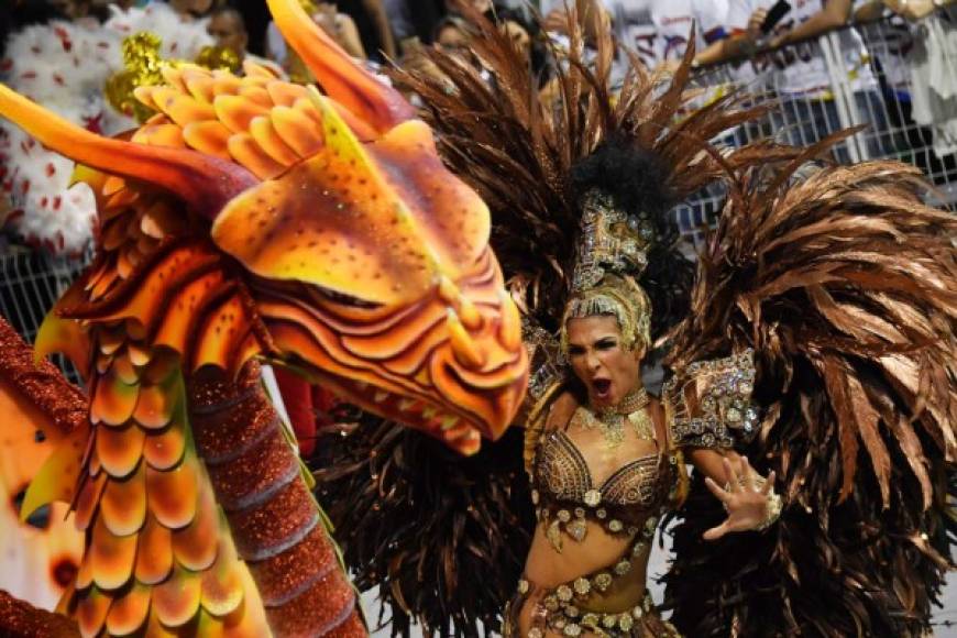 Una bailarina de la escuela de samba Mocidade Alegre participa en el desfile del carnaval de Río de Janeiro. Más de un millón de turistas viajaron a esa ciudad para participar de la fiesta más alegre de Brasil.