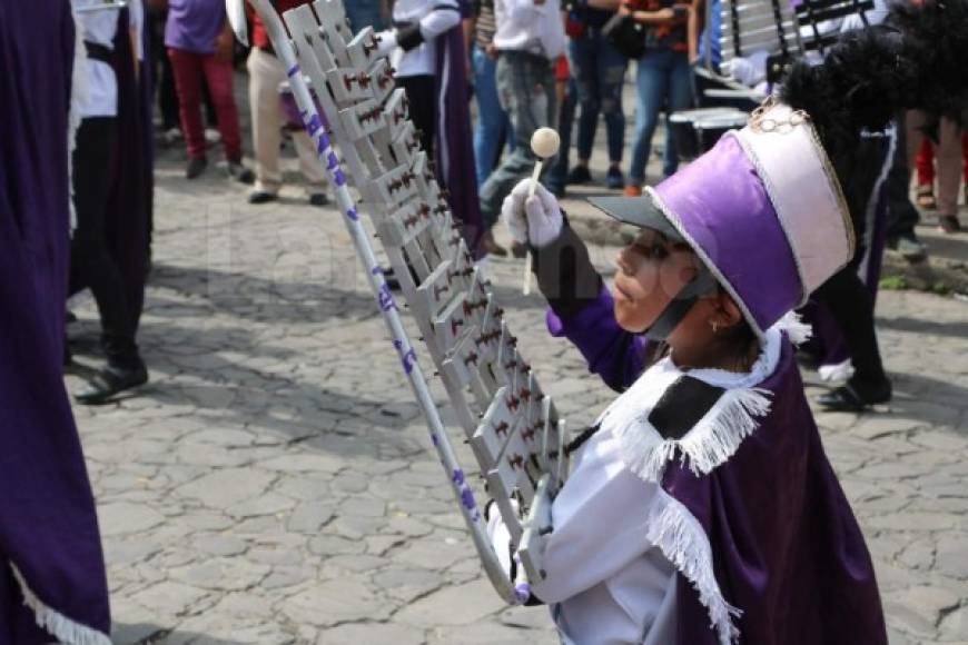 Los desfiles para honrar el 197 aniversario de independencia de Honduras, fueron inaugurados esta mañana en la capital del occidente del país, con la participación de más de mil estudiantes de diferentes centros educativos de Santa Rosa de Copán.<br/>