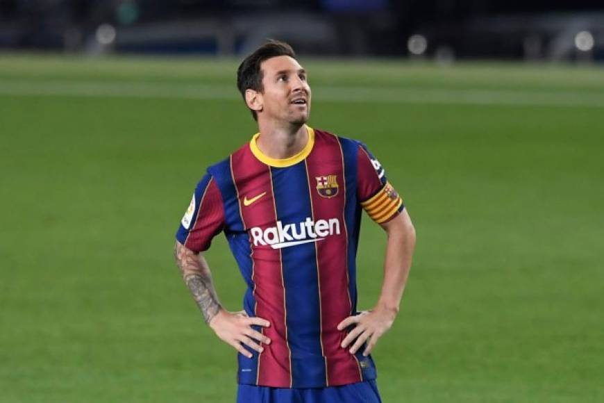 ¿A dónde miras, Leo? Messi con las manos en la cintura y mirada levantada.
