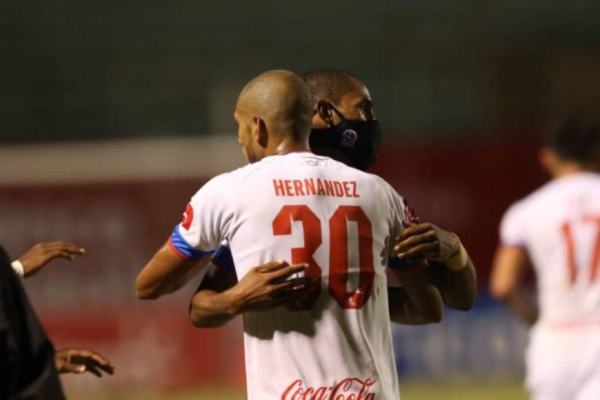 Abrazo goleador. Jerry Bengtson y Eddie Hernández celebrando el 2-0.