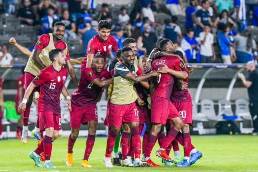 El festejo de los jugadores de Qatar tras ganarle el partido a Honduras y quedar como líderes del Grupo D de la Copa Oro 2021.