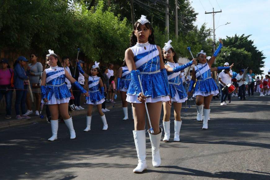 Los desfiles son engalanados por niñas que integran los vistosos grupos de palillonas. 