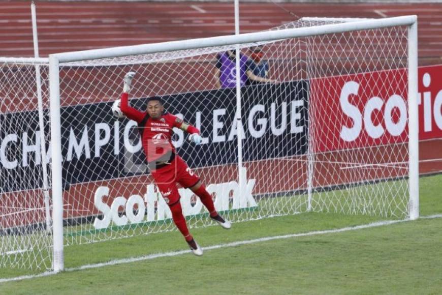 La mala fortuna siguió a Denovan Torres en el segundo gol del Timbers. Y es que el disparo de Diego Valeri se estrelló en el horizontal y luego pegó en la espalda del portero para acabar en el fondo del arco verdolaga.