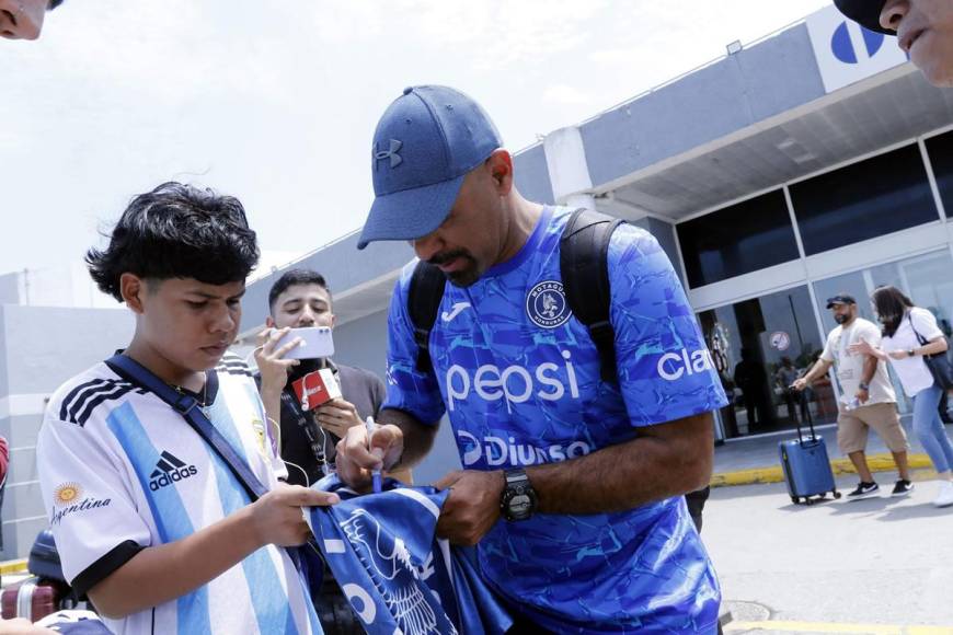 Ninrod Medina firmó autógrafos en camisetas del Motagua que le pusieron los aficionados.