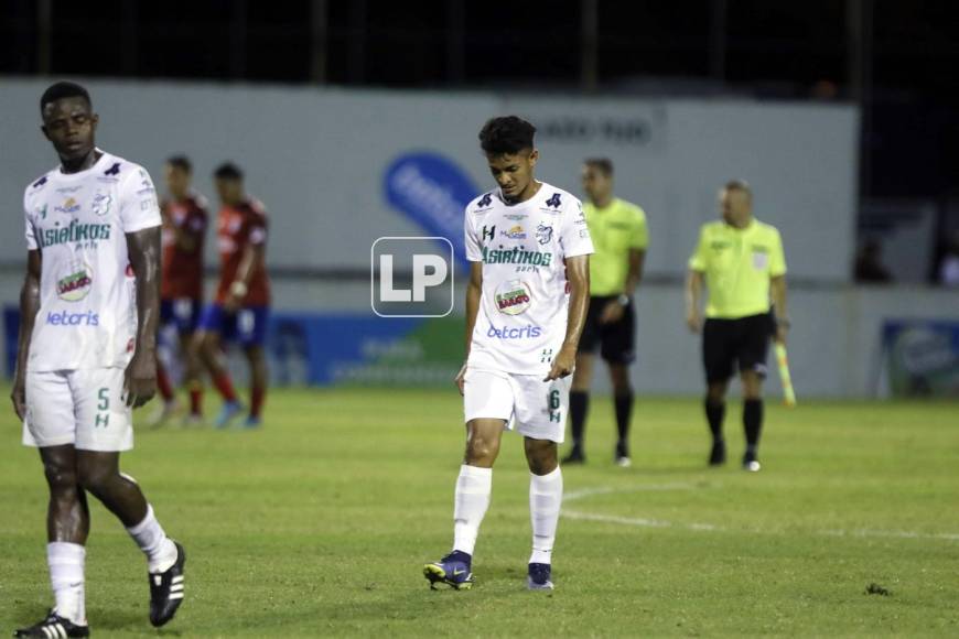 La tristeza era evidente en el rostro de los jugadores del Platense tras la derrota contra el Olimpia.