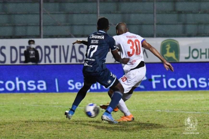 Eddie Hernández marcó el 0-2 del Olimpia con este derechazo de media vuelta.