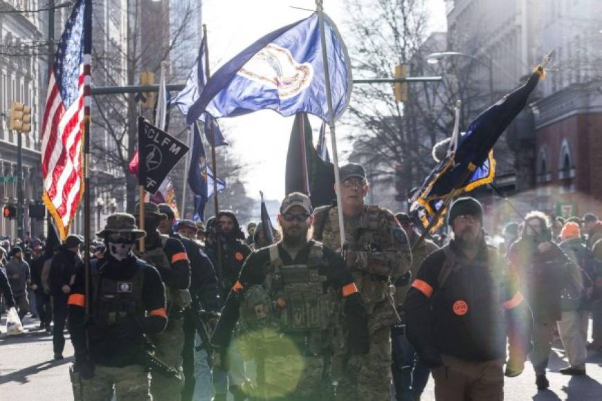 Los neonazis llegaron fuertemente armados a Richmond para protestar contra un proyecto de ley impulsado por los demócratas que controlan el gobierno de Virginia para controlar la portación de armas.