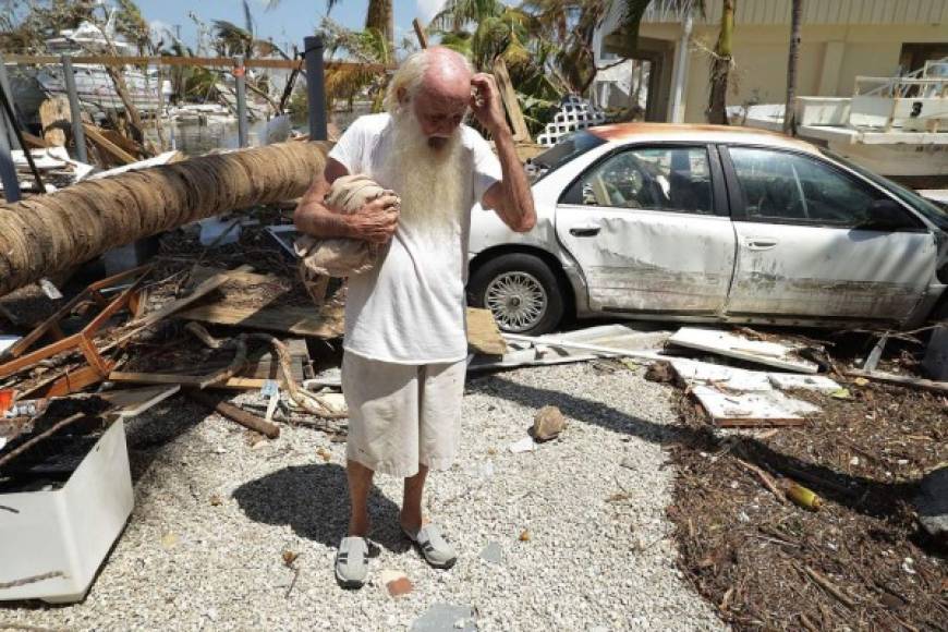 Un residente camina entre los escombros dejados por Irma en uno de los cayos.
