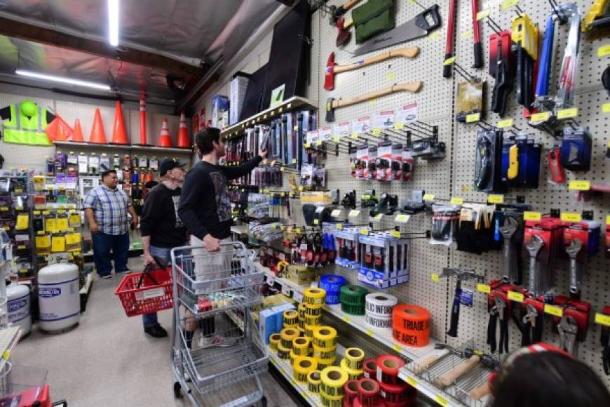 Las tiendas que venden 'productos de supervivencia' se quedaron rápidamente vacías tras los sismos que sacudieron la región la semana pasada.