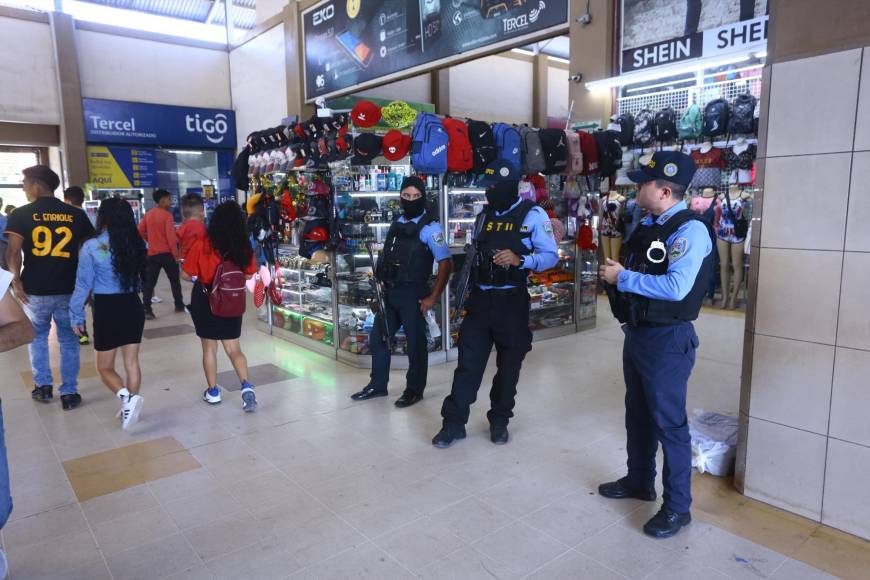 Agentes de la Policía Nacional mantienen operativos de seguridad en la Gran Central Metropolitana de San Pedro Sula por las temporada navideña.