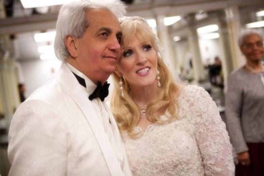 En el 2010, su esposa Harthern presentó papeles ante la corte superior buscando el divorcio, argumentando diferencias irreconciliables. Dos años y pocos meses después Benny Hinn anuncia su reconciliación matrimonial.