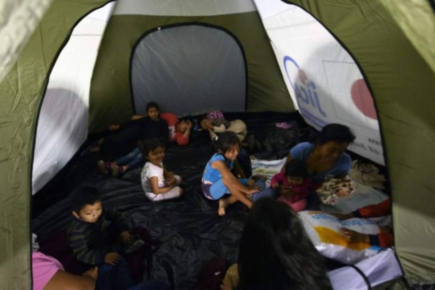 Unos 1,500 pobladores fueron instalados en carpas en el estadio de fútbol de la sureña ciudad de Escuintla, donde fue declarada el alerta roja, sitio en el que esperarán hasta que la fase eruptiva termine y sea seguro volver a sus comunidades.