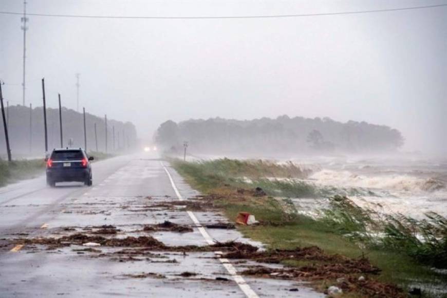 La gobernadora de Alabama, Kay Ivey, dijo a los residentes que aunque se haya debilitado, 'el huracán Sally no debe ser menospreciado'.